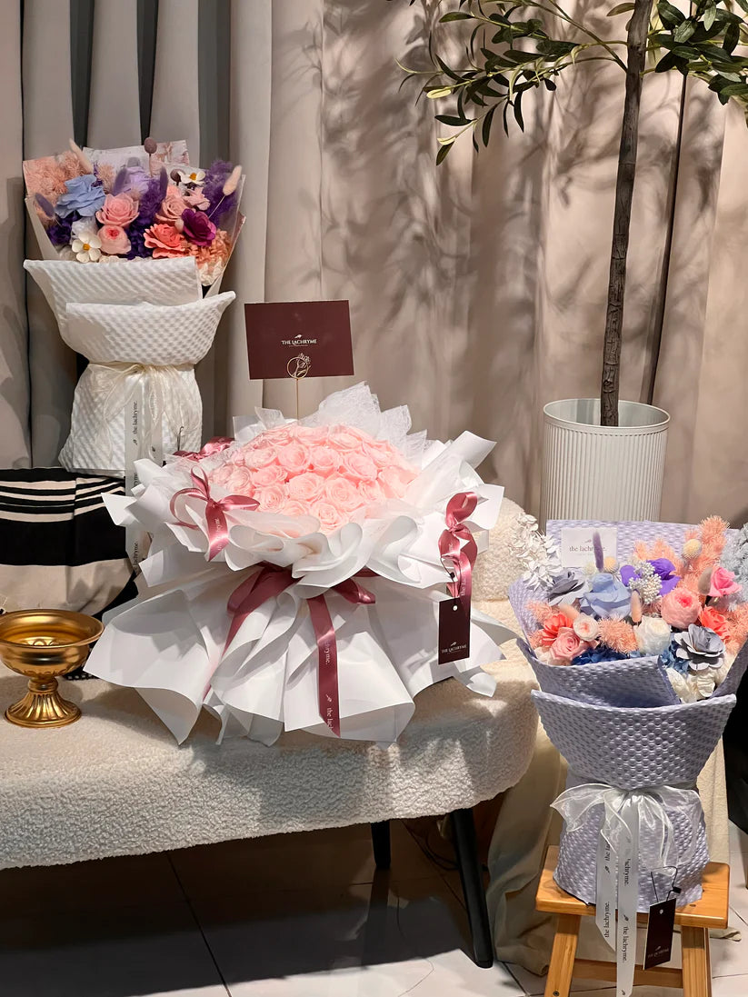 Château Fleur | 27 Preserved Roses | Round Blooms in Luxurious