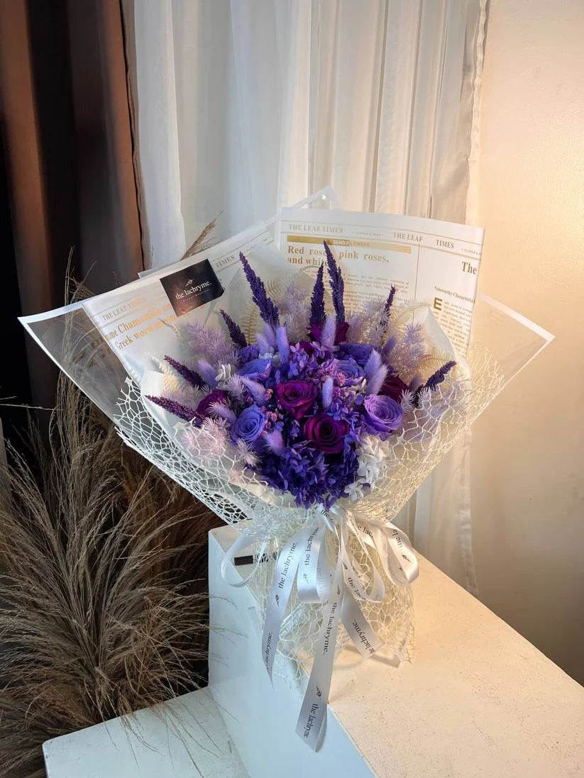 Chloe Blooms | 12 Preserved Roses | Luxurious